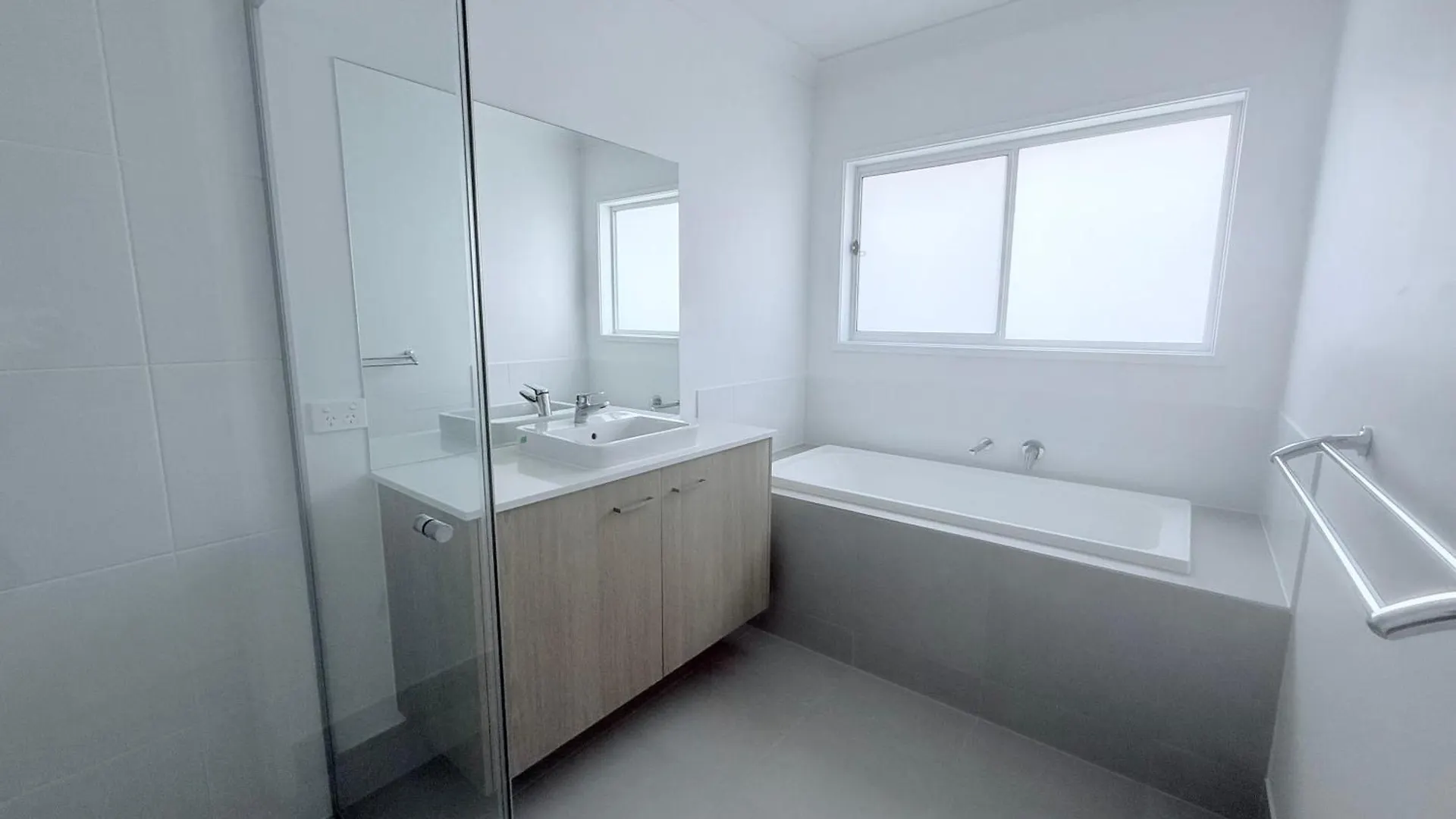 Brand New Home - Spacious Family Retreat Park Ridge 0*,  Australia
